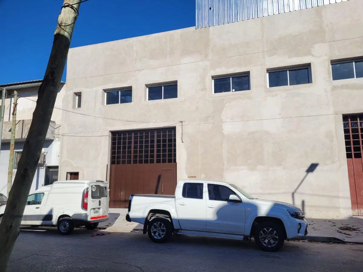 Galpón 350 m2 a mts de Ruta 8 y Rodríguez Peña 2