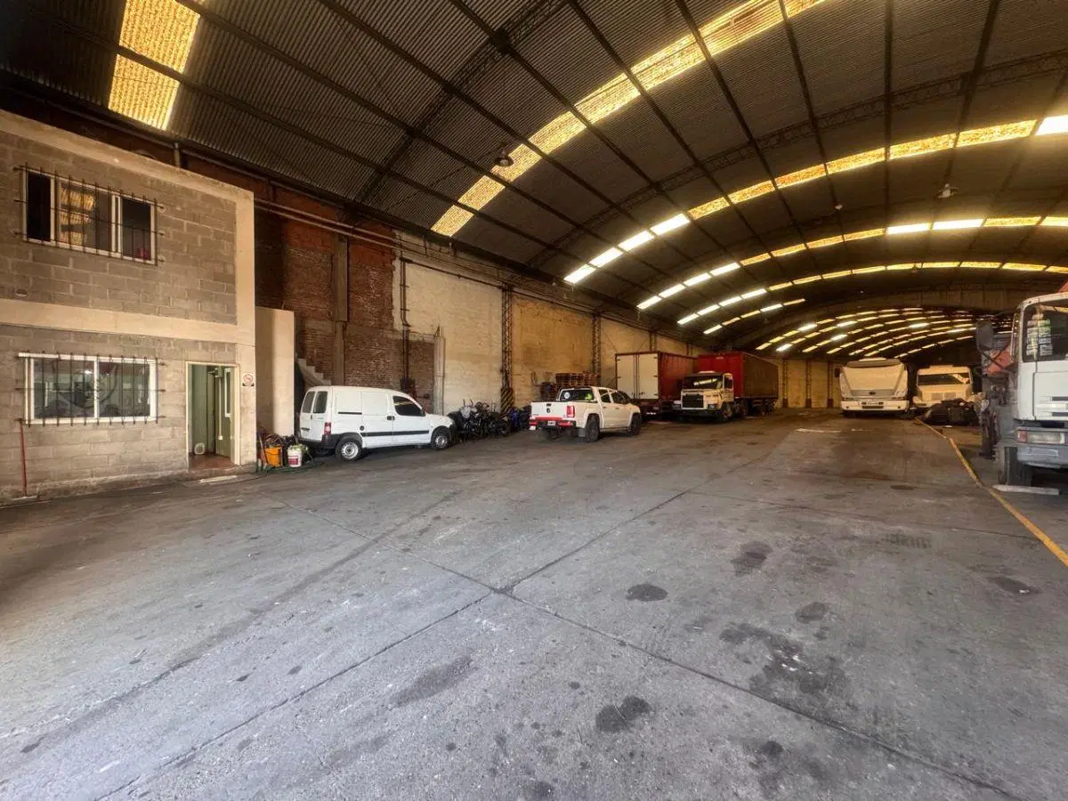 IMPORTANTE NAVE INDUSTRIAL 1600 m2 s/ Av. Márquez a mts. de Zarratea 5