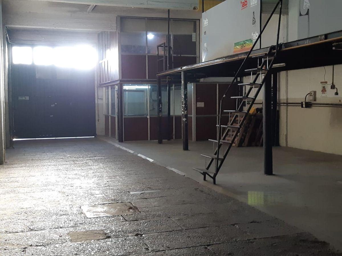 Foto de Galpón 380 m2 cubiertos en alquiler a mts de Av. Pte Perón, imagen 1