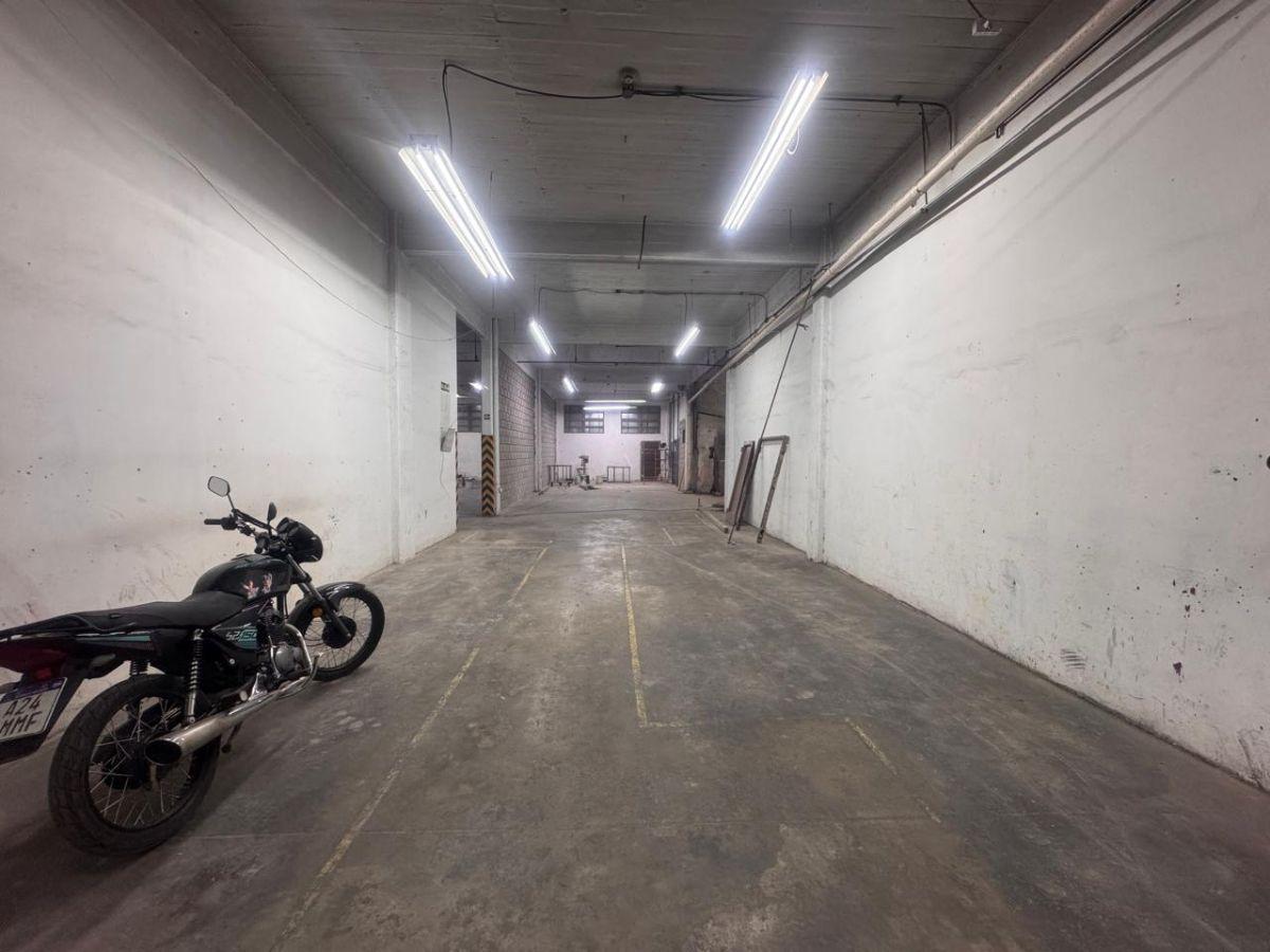 Foto de Galpón 980 m² en Venta a m. de Av San Martin, imagen 2