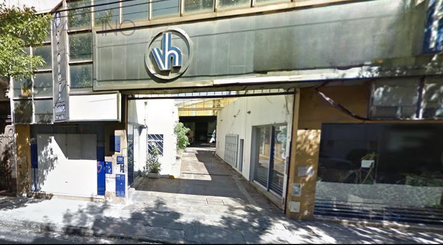 Local con deposito, doble frente y estacionamiento a metros de Av. Entre Rios