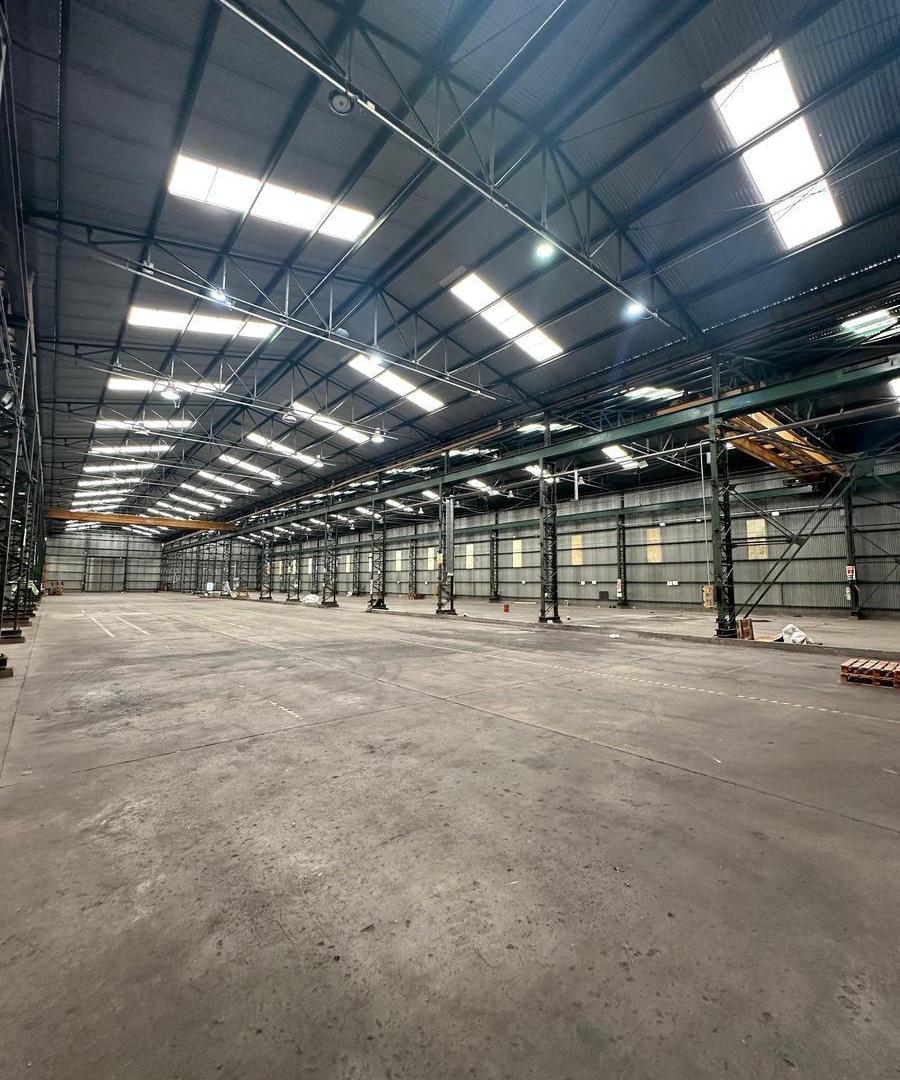 Foto de Alquiler • Nave Industrial de 4100 m² con 3 Puentes Grúa • Parque, imagen 2