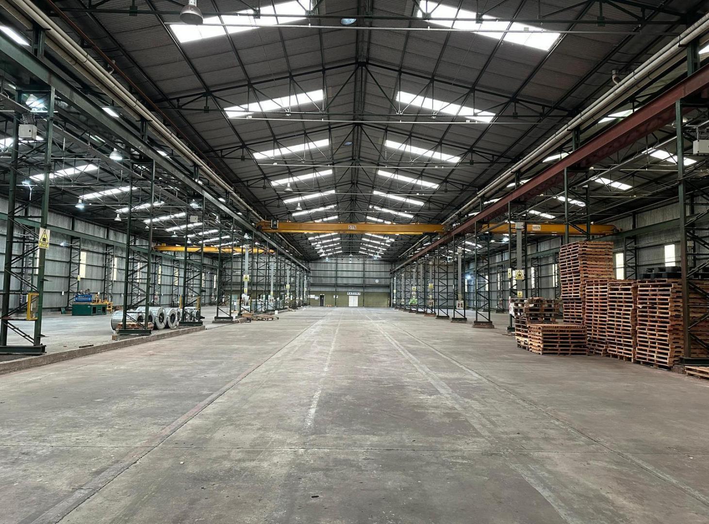 Foto de Alquiler • Nave Industrial de 4100 m² con 3 Puentes Grúa • Parque, imagen 1