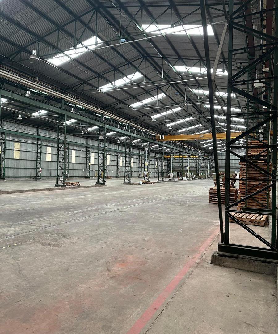 Foto de Alquiler • Nave Industrial de 4100 m² con 3 Puentes Grúa • Parque, imagen 4
