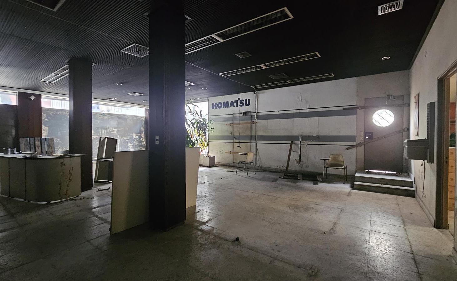 Foto de Local con deposito, doble frente y estacionamiento a metros de Av, imagen 1