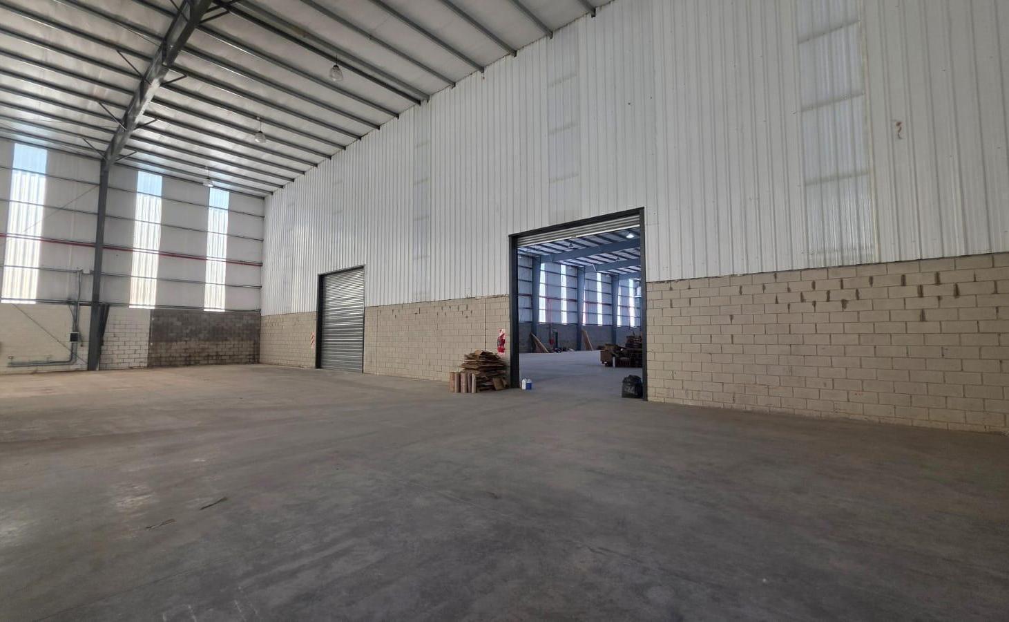 Foto de Nave 2500 m2 Alquiler Ezeiza Red incendio y T2, imagen 4