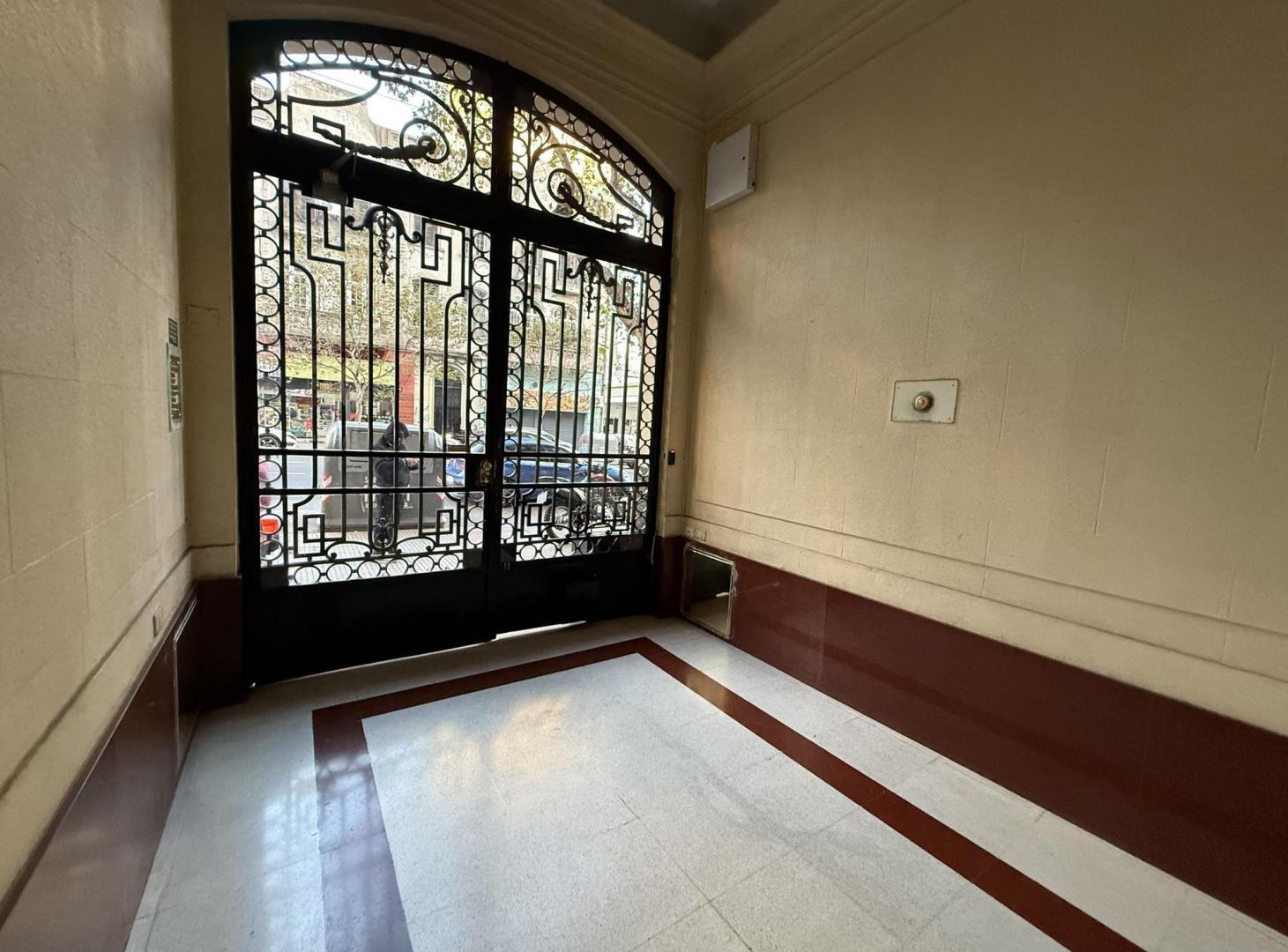 Foto de Venta departamento Semipiso al frente con Baulera en Balvanera, imagen 3