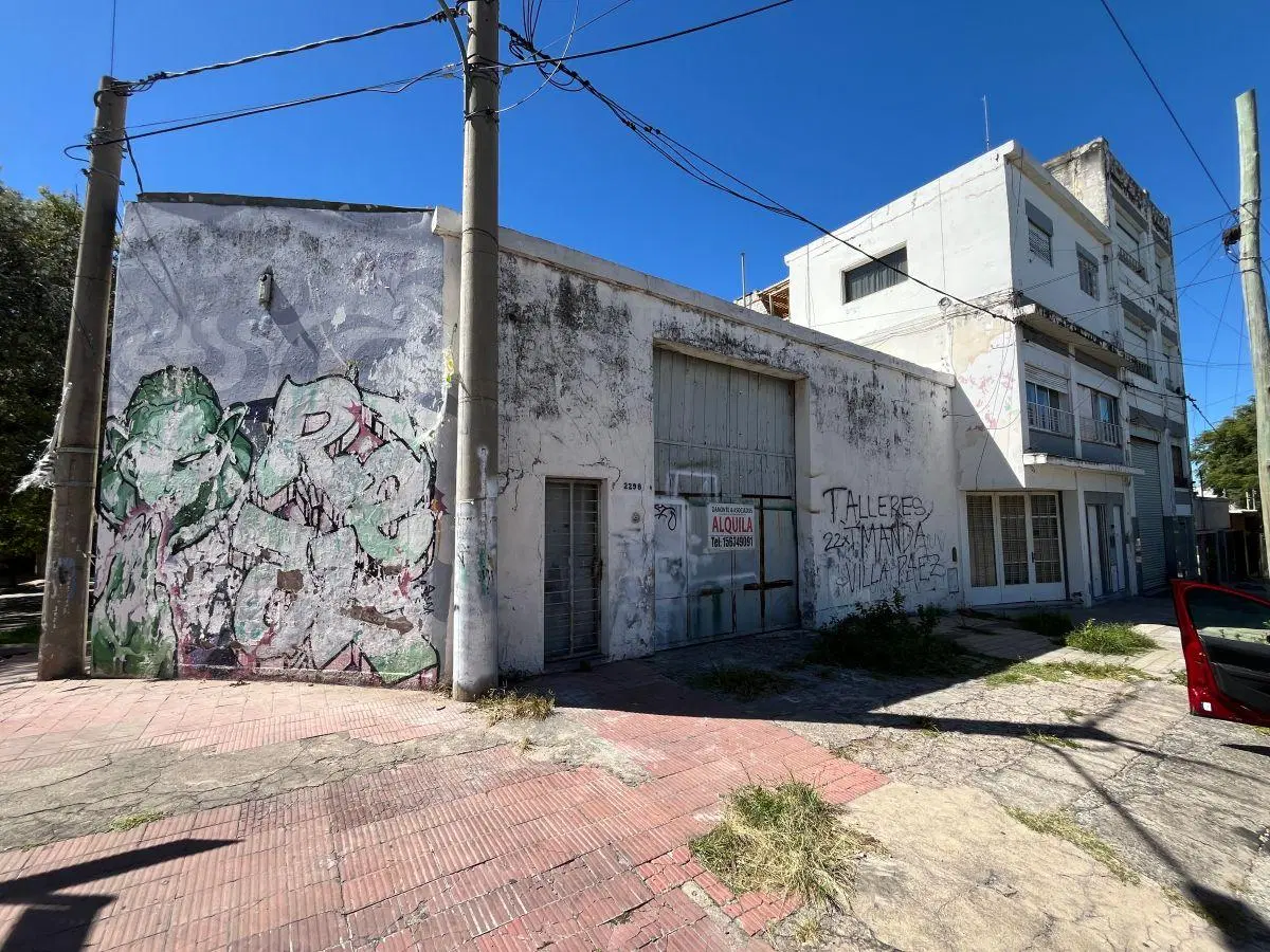 LOCAL GALPÓN CON DOS OFICINAS EN ALBERDI 3