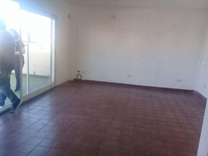 EXELENTE OFICINA AMPLIA CON PRIVADO Y BALCON AL FRENTE 105MT