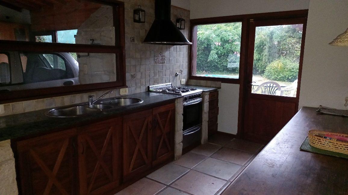 Foto de Venta de CHALET HERMOSO DE 3 AMBIENTES CON PILETA en Los Acantilados, imagen 2