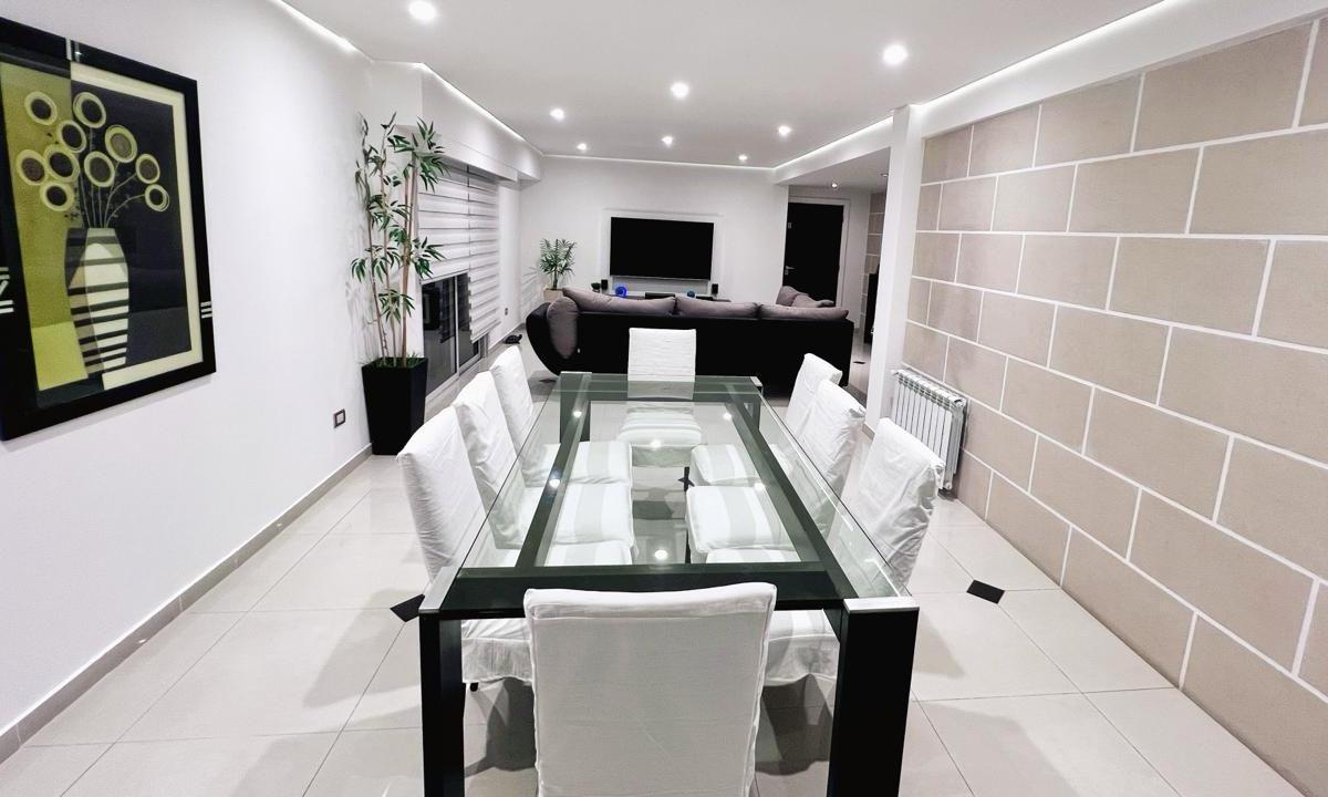VENTA MY LINDO DEPARTAMENTO DE 5 AMBIENTES A LA CALLE CON COCHERA en La Perla,