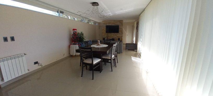 Venta Excelente Chalet de 5 ambientes 3 cochera Sobre Dos Lotes, En Los Acantil