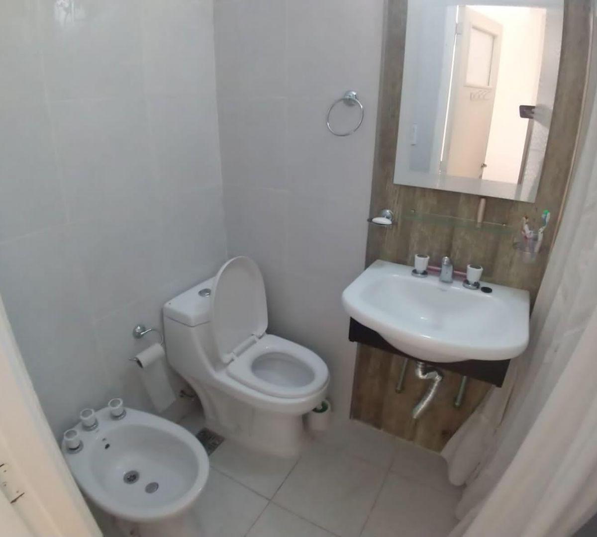 Foto de Venta de Departamento 2 AMBIENTES RECICLADO A LA CALLE en Plaza Colón, imagen 2