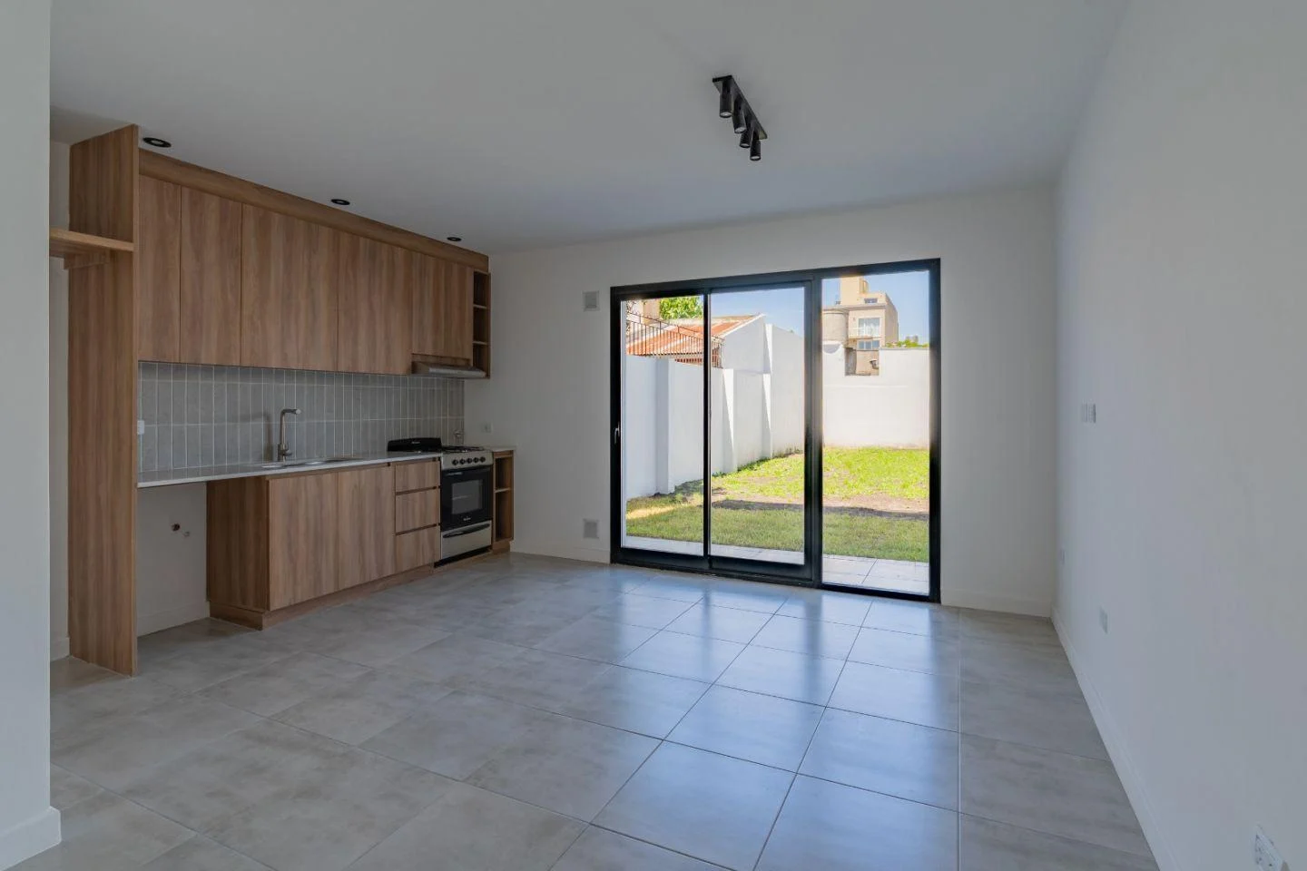 venta de departamento 2 ambientes con parque y patio