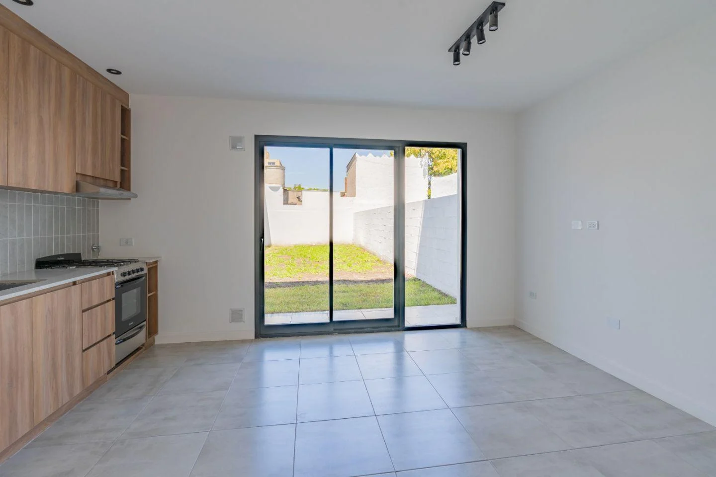 Foto de venta de departamento 2 ambientes con parque y patio, imagen 2