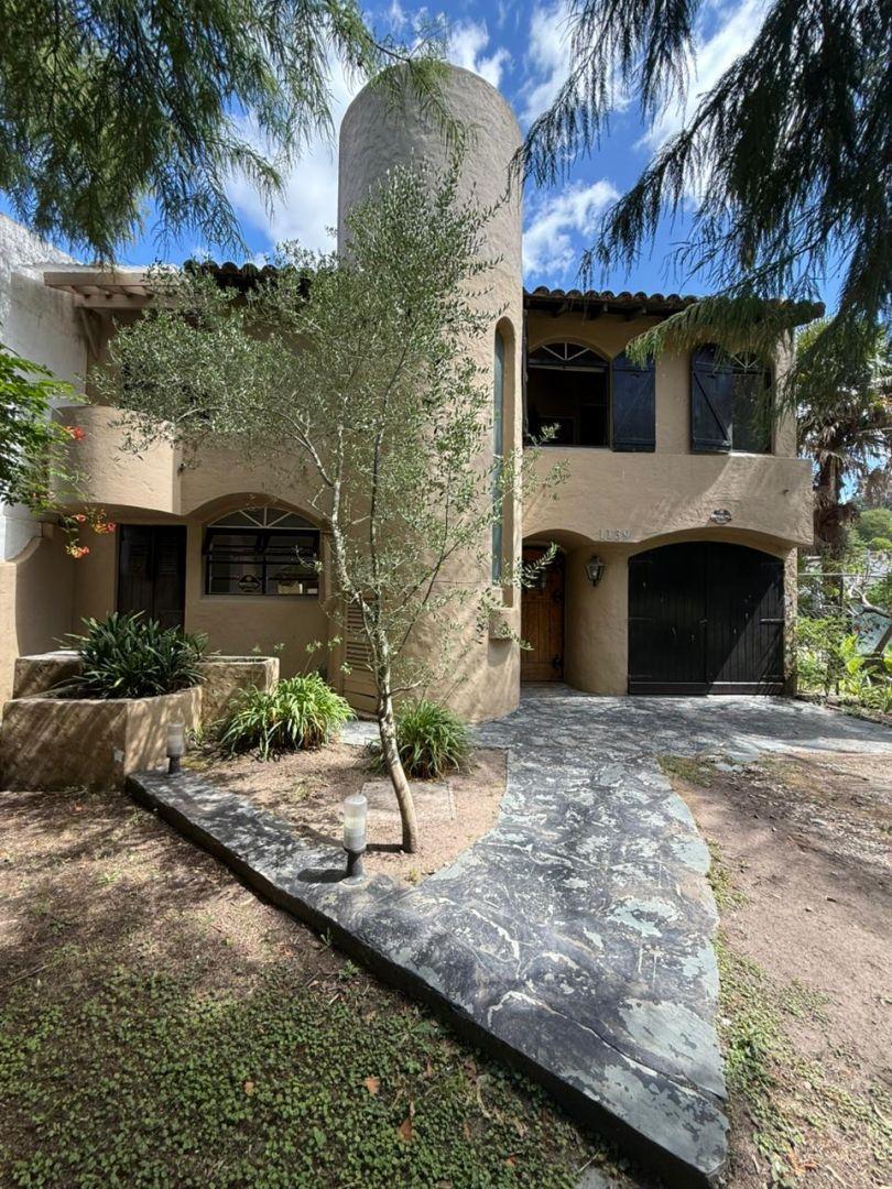 CHALET ESTILO COLONIAL EN DOS LOTES - PARQUE, PISCINA Y DOBLE GARAGE EN LOS TILO