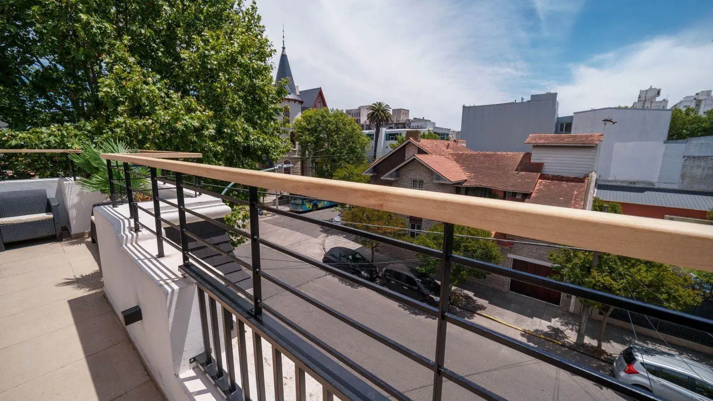 DÚPLEX 4 AMBIENTES CON TERRAZA PROPIA DE 40 M² Y COCHERA EN ZONA ALDREY 2