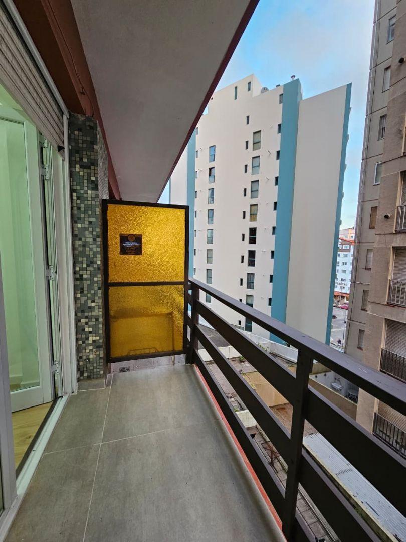 Foto de venta de departamento 2 ambietes con balcon saliente a la calle, imagen 2
