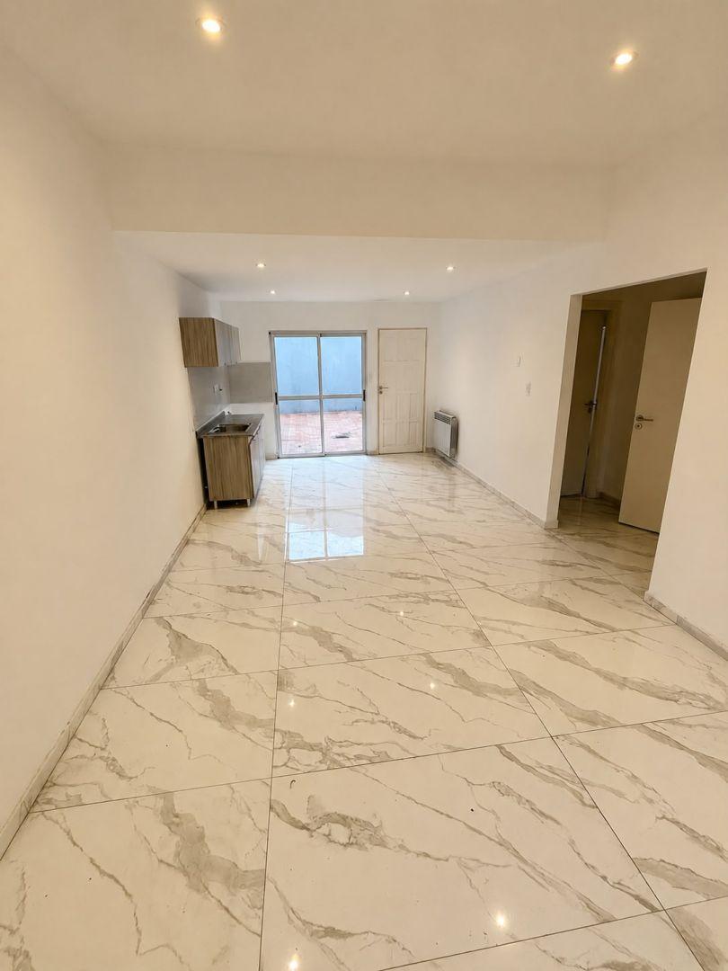 Foto de Chalet PH de 3 ambientes reciclado con garaje, patio y suite en Chauvin, imagen 3