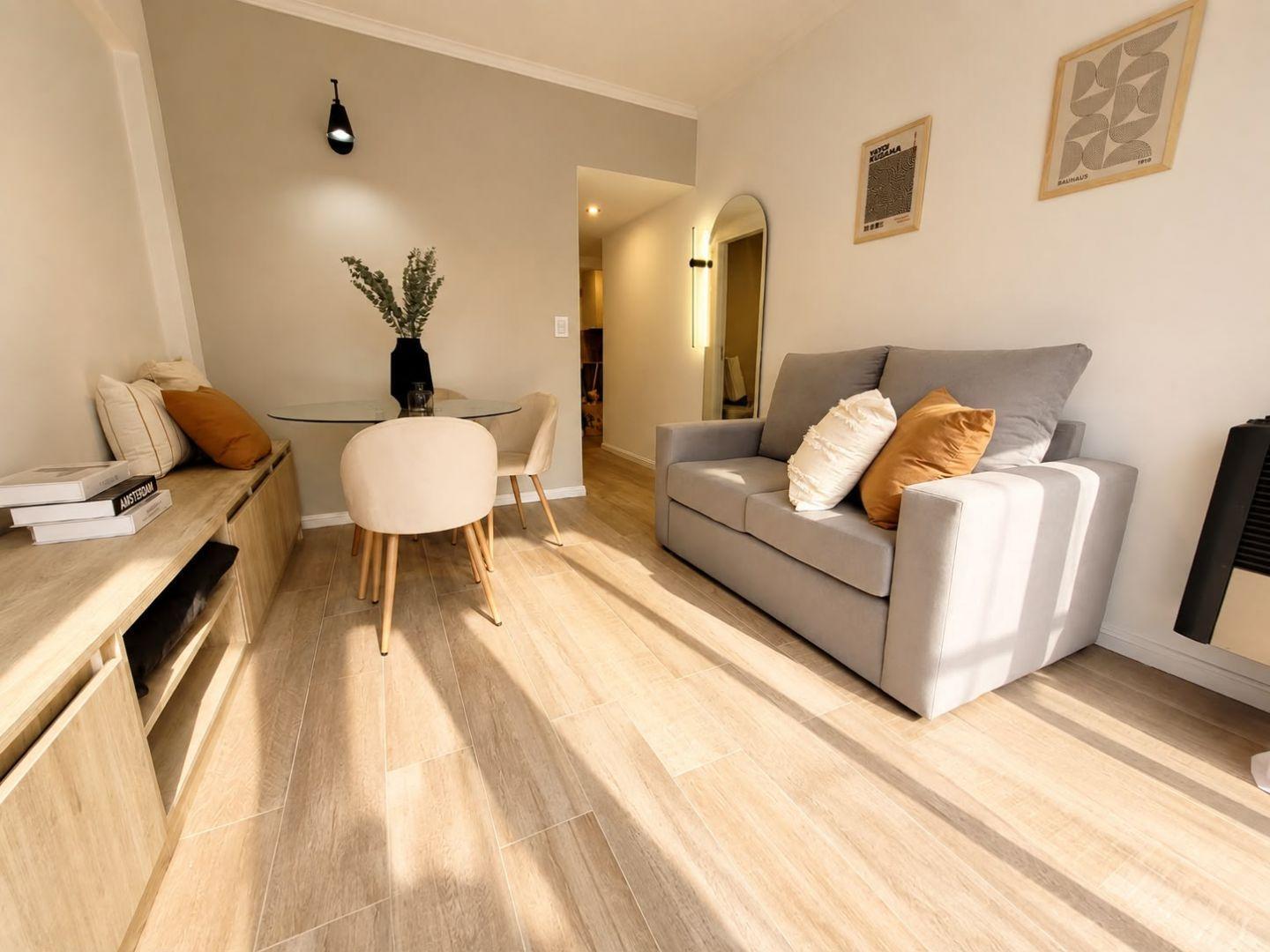 Foto de venta de departamento 2 ambientes con balcon saliente a la calle, imagen 1