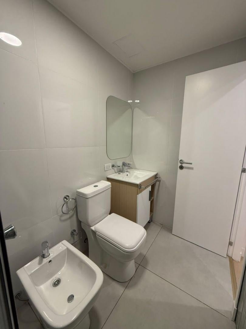 Foto de DEPARTAMENTO 2 AMBIENTES RECICLADO A NUEVO CON BALCÓN EN ESPAÑA Y, imagen 2