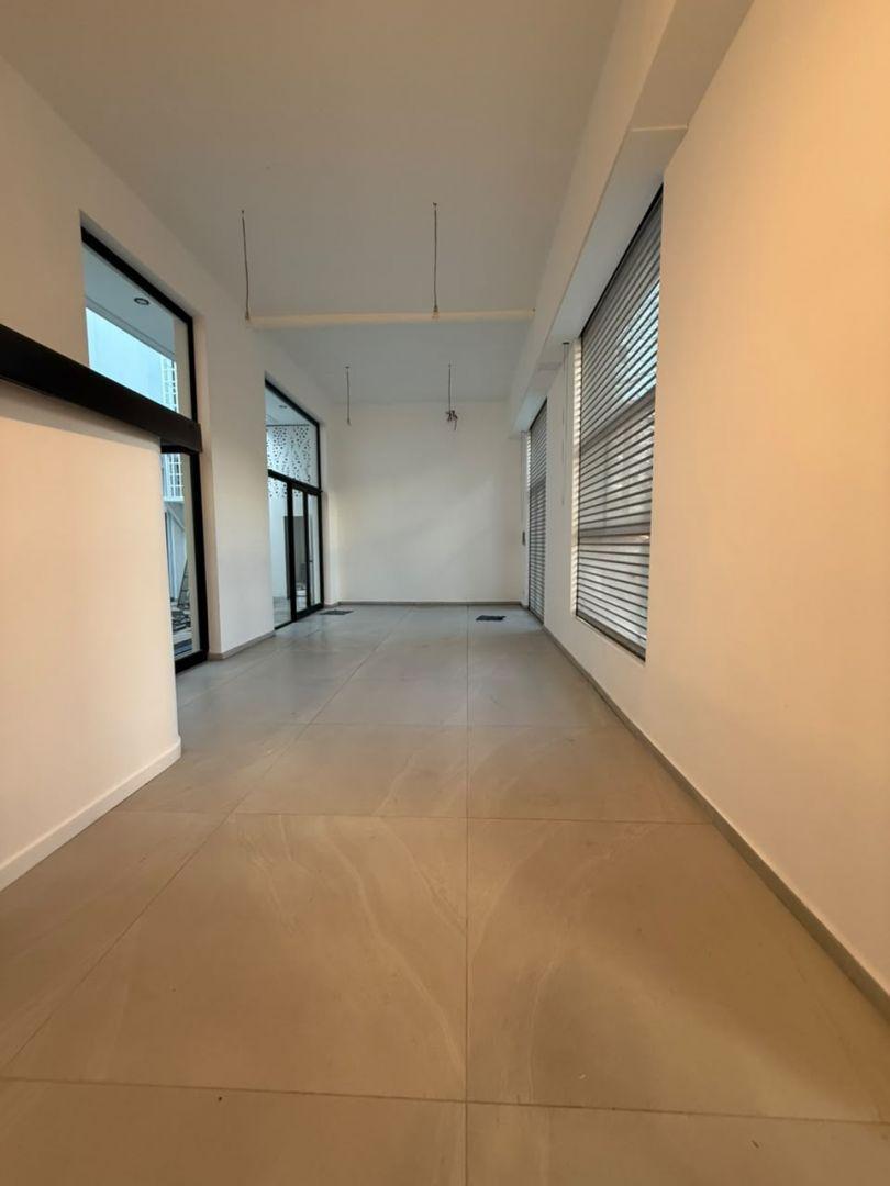 Foto de LOCAL COMERCIAL DE 400 M² CON ENTREPISO, SUBSUELO Y PATIO - MACROCENTRO, imagen 4