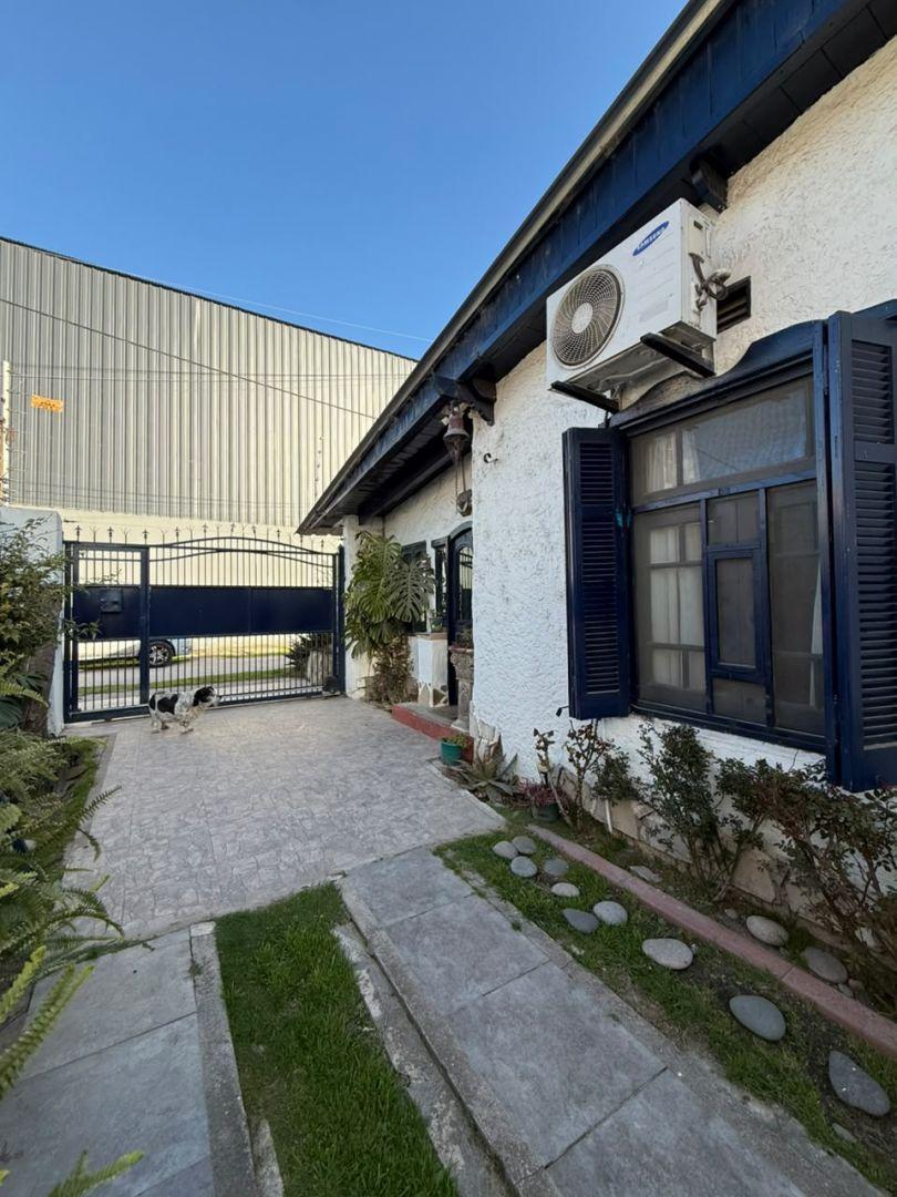 Foto de CASA CON AMPLIO GALPÓN/TALLER EN LOTE DE 342 M² - ZONA SEMI INDUSTRIAL, imagen 1