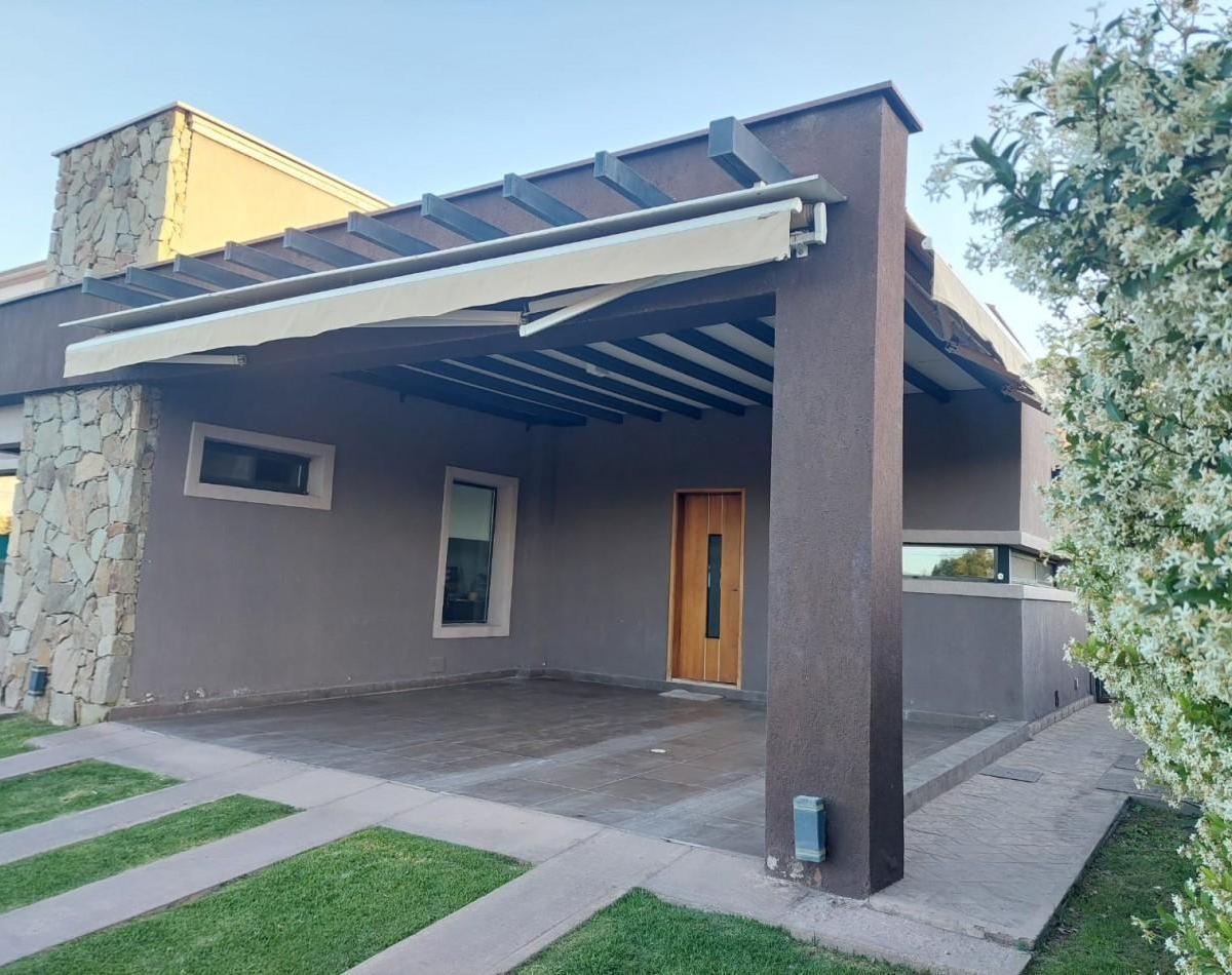 Greenwood Inmobiliaria Vende o Permuta, Hermosa Propiedad en El Barrio Privado Pinar del Sol III 3