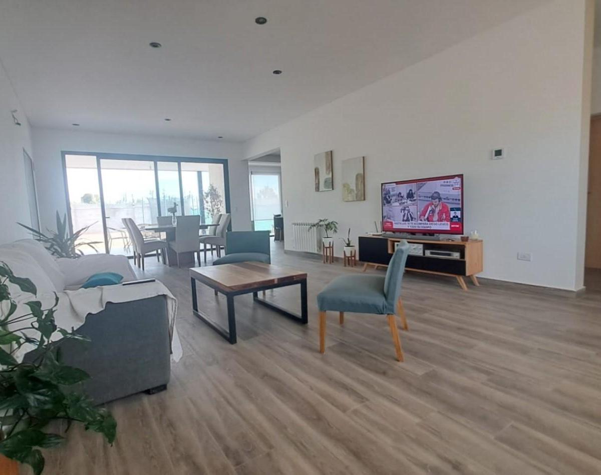 Greenwood Vende Espectacular Casa en El Barrio Privado Alba de Tanqay en Maipu. 1