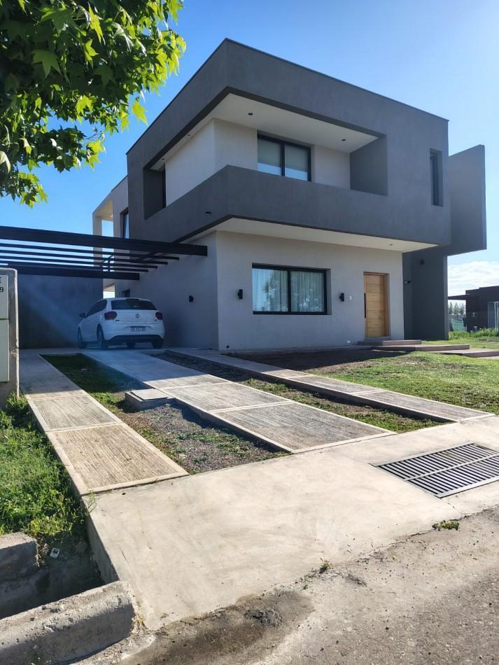 Greenwood Vende Espectacular Casa en El Barrio Privado Alba de Tanqay en Maipu. 1