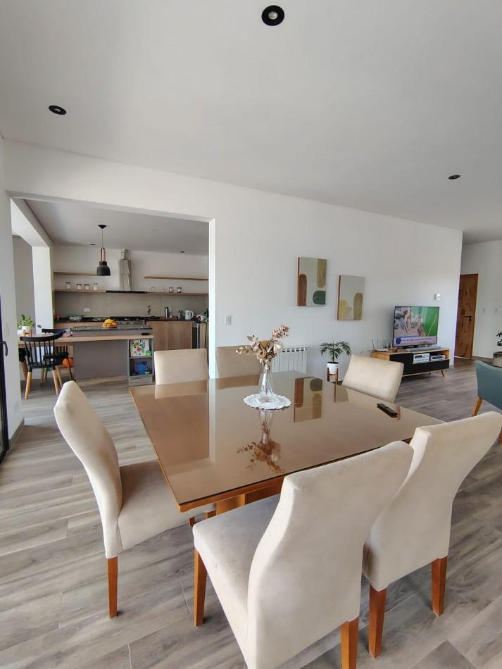 Greenwood Vende Espectacular Casa en El Barrio Privado Alba de Tanqay en Maipu. 2