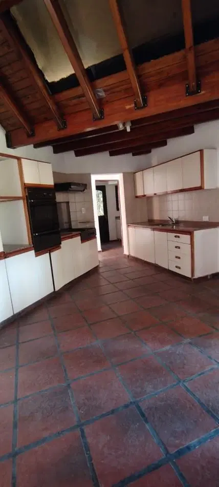 GREENWOOD INVERSIONES INMOBILIARIAS/ALQUILA EXCLUSIVA CASA EN BARRIO  LAS CANDELAS 4