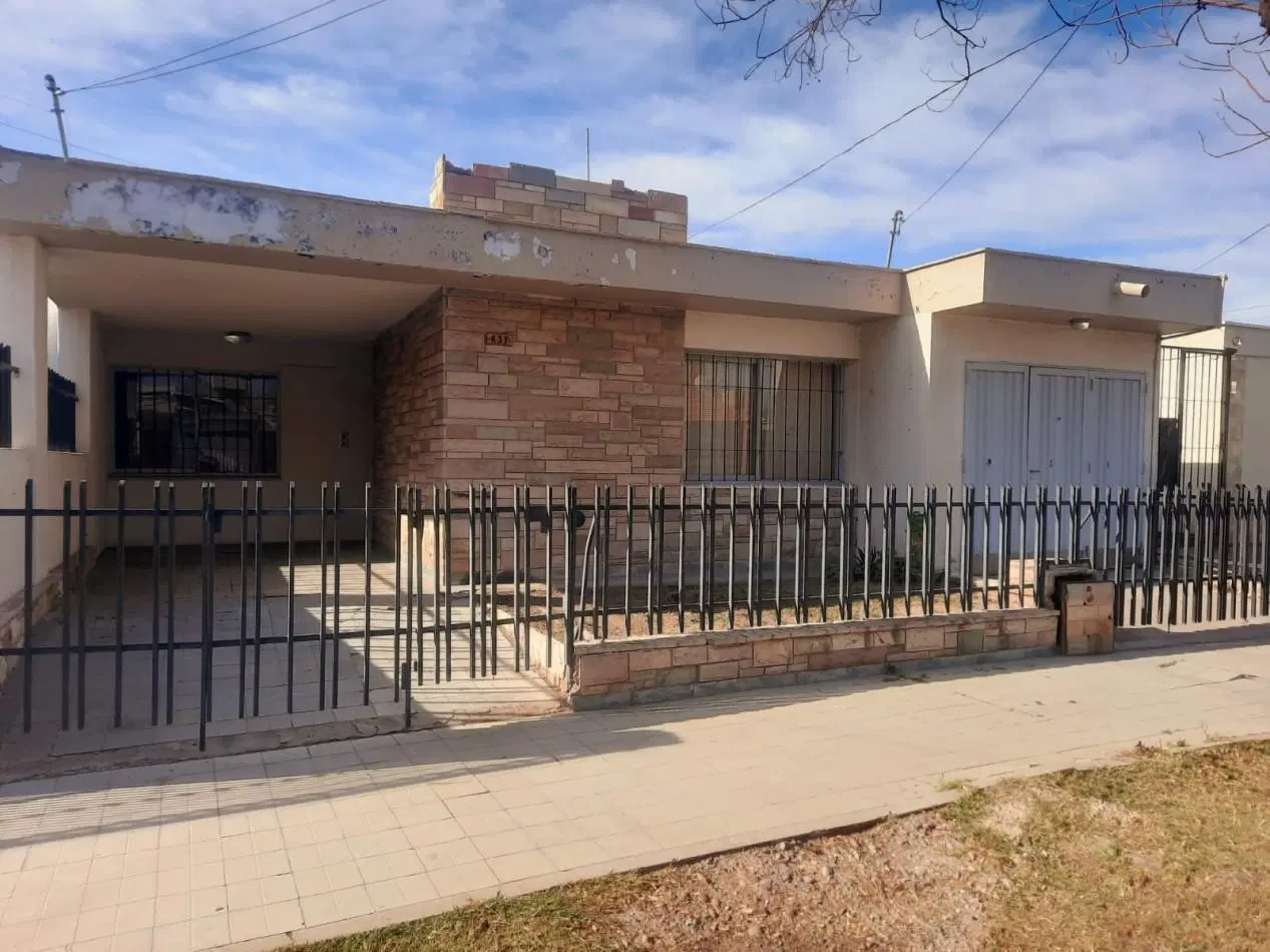 GREENWOOD INMOBILIARIA VENDE CASA EN VENTA B° 1° DE MAYO: 1