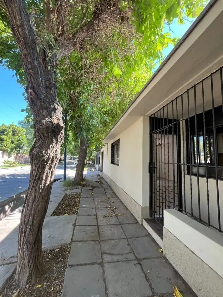 GREENWOOD INMOBILIARIA ALQUILA EXCELENTE CASA EN GODOY CRUZ B° SOEVA SUR 2