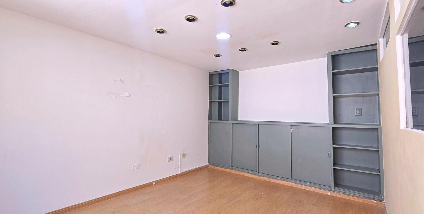 Foto de VENTA - Oficina 3 amb c/baño privado - San Nicolas, imagen 3