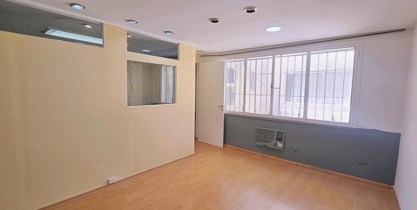 Foto de VENTA - Oficina 3 amb c/baño privado - San Nicolas, imagen 3