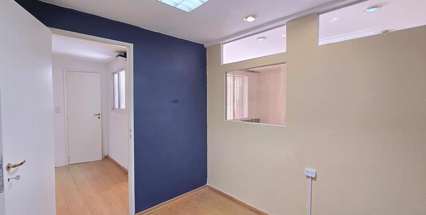 Foto de VENTA - Oficina 3 amb c/baño privado - San Nicolas, imagen 5