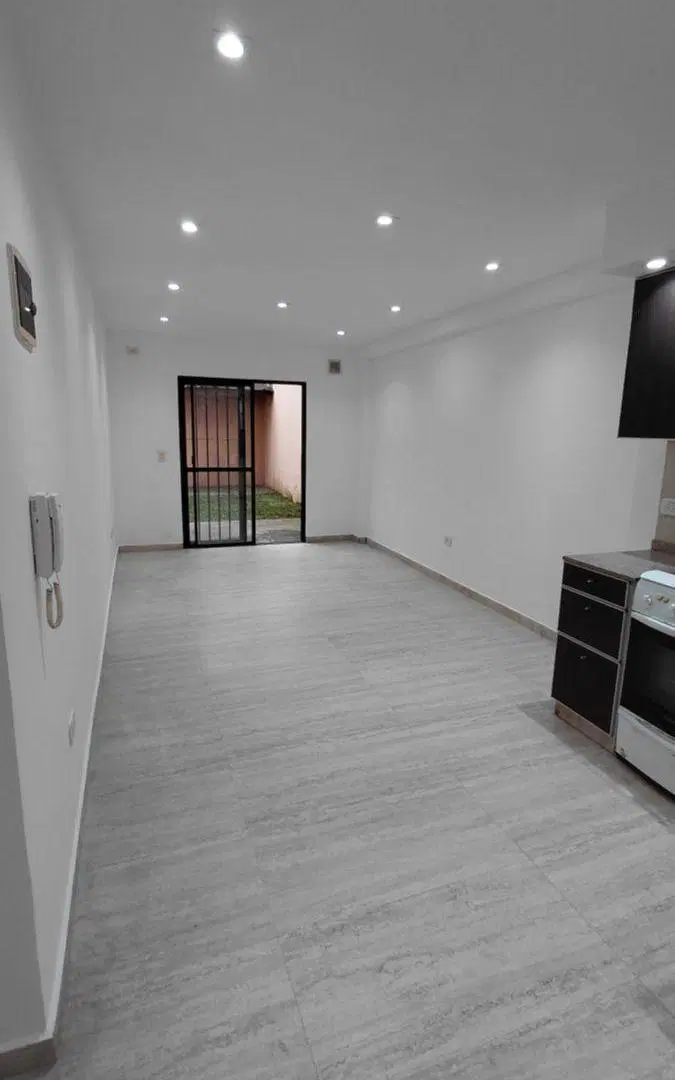 Al frente en planta baja con patio 3