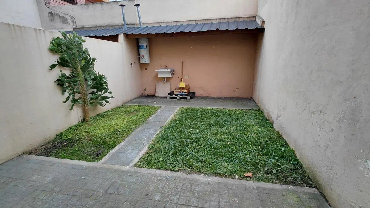 Al frente en planta baja con patio 5