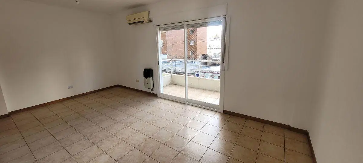 Departamento de 2 ambientes y medio. Excelente estado de mantenimiento. Villa Ballester centro. 3
