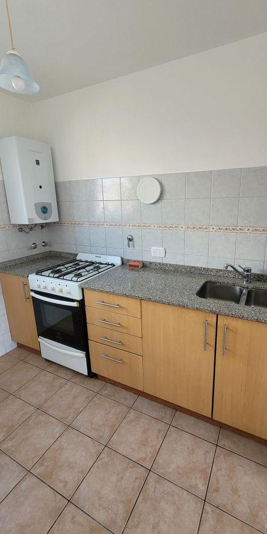 Departamento de 2 ambientes y medio. Excelente estado de mantenimiento. Villa Ballester centro.