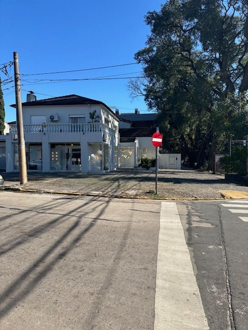 Excelente local sobre Av del libertador Acassuso