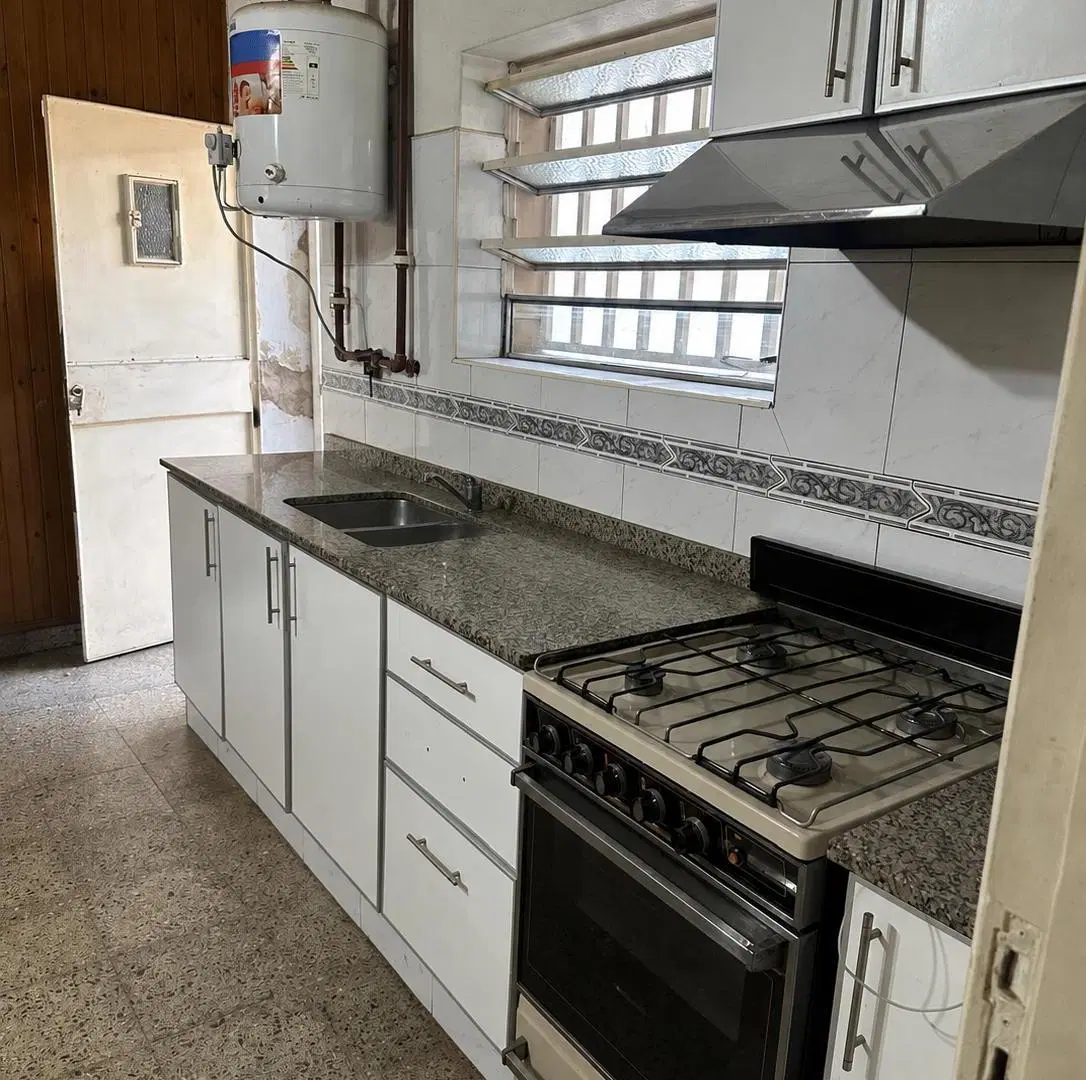 OPORTUNIDAD VENDO CASA ANTIGUA -IDEAL PARA VIVIENDA FAMILIAR O INVERSION COMERCIAL 2