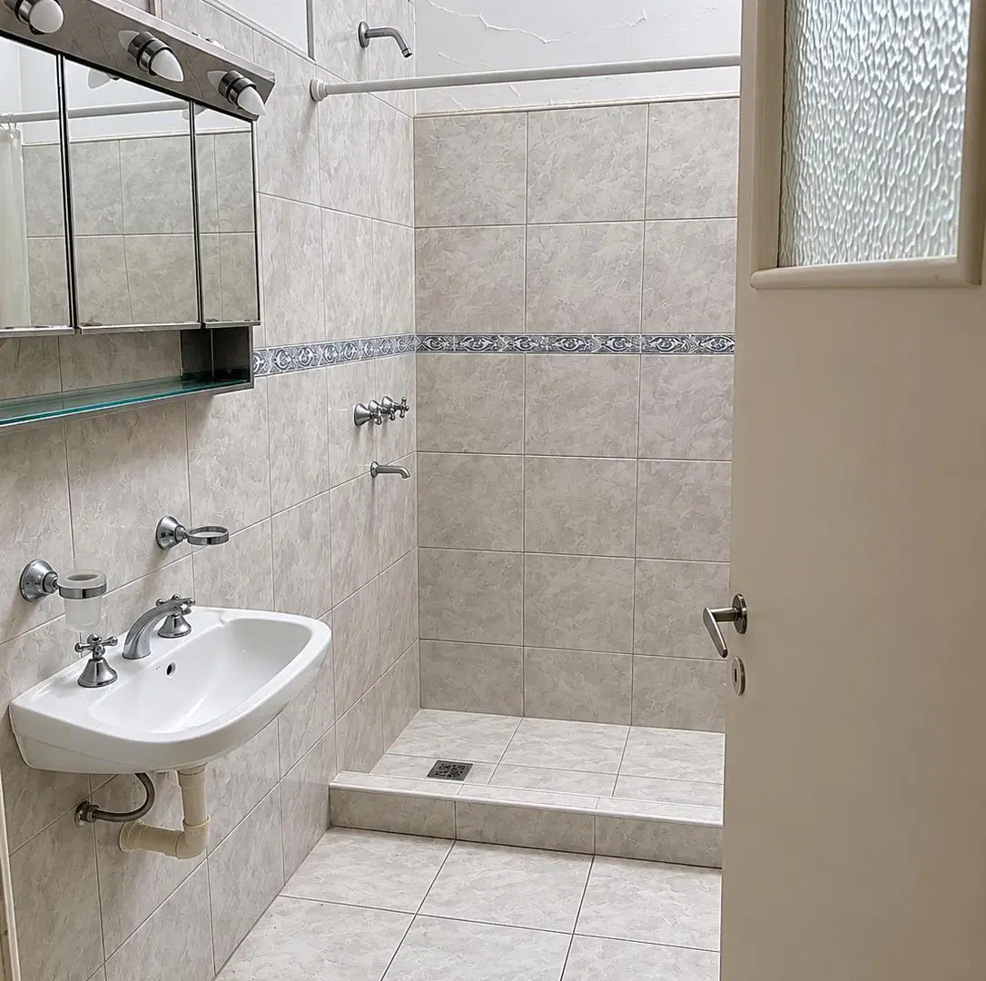 OPORTUNIDAD VENDO CASA ANTIGUA -IDEAL PARA VIVIENDA FAMILIAR O INVERSION COMERCIAL 4
