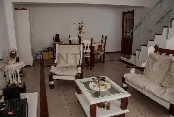 VENTA CASA 5 AMBIENTES, PARQUE, PILETA APT CREDITO MULTIFAMILIAR 3