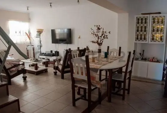 VENTA CASA 5 AMBIENTES, PARQUE, PILETA APT CREDITO MULTIFAMILIAR 5