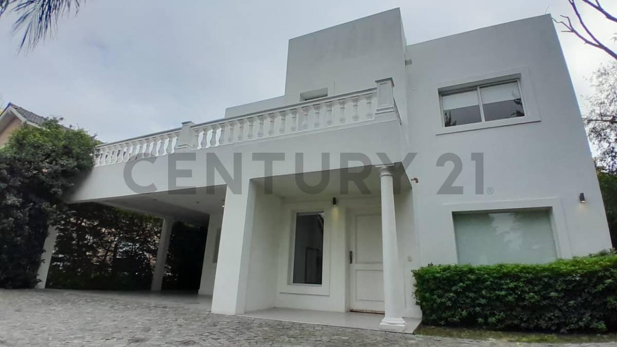 VENTA CASA 4 AMBIENTES + DEPENDENCIA DE SERVICIO EN BARRIO LA MASIA - PILAR.