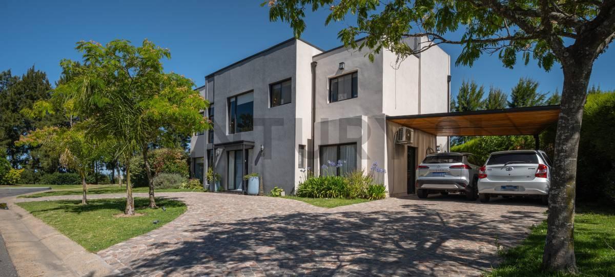 “Casa apto crédito con pileta en San Agustín – Villanueva”