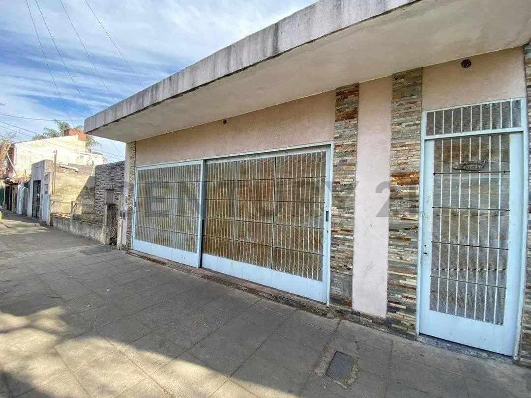 VENTA CASA 3 AMBIENTES CON DOS COCHERAS CUBIERTA Y TERRAZA EN CASEROS RECICLADA A NUEVA 4