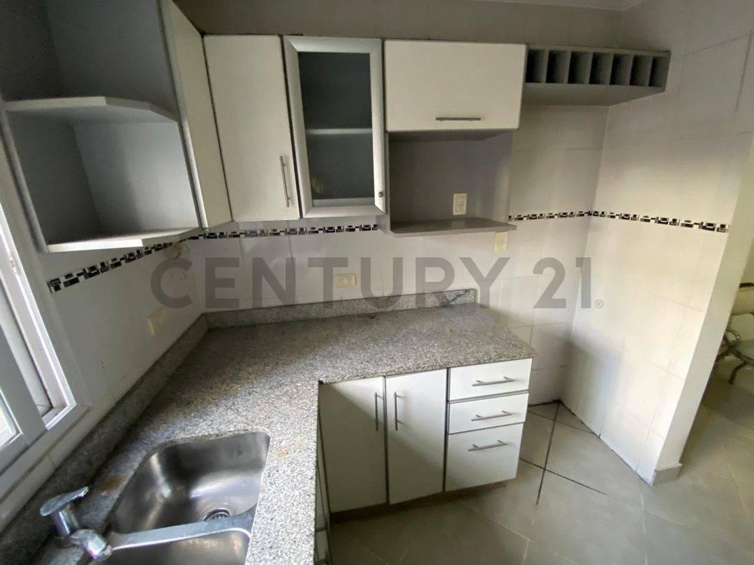 Foto de VENTA CASA 3 AMBIENTES CON DOS COCHERAS CUBIERTA Y TERRAZA EN CASEROS, imagen 2